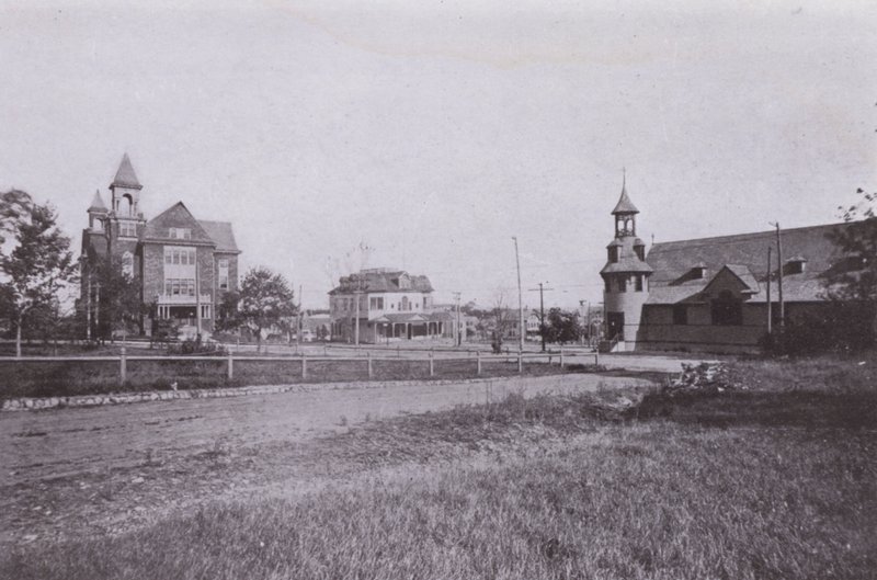 Old Orchard Beach, Maine: Ayuntamiento y Biblioteca Pública; Oficina de Correos; Iglesia de Santa Margarita de American Photographer (after)