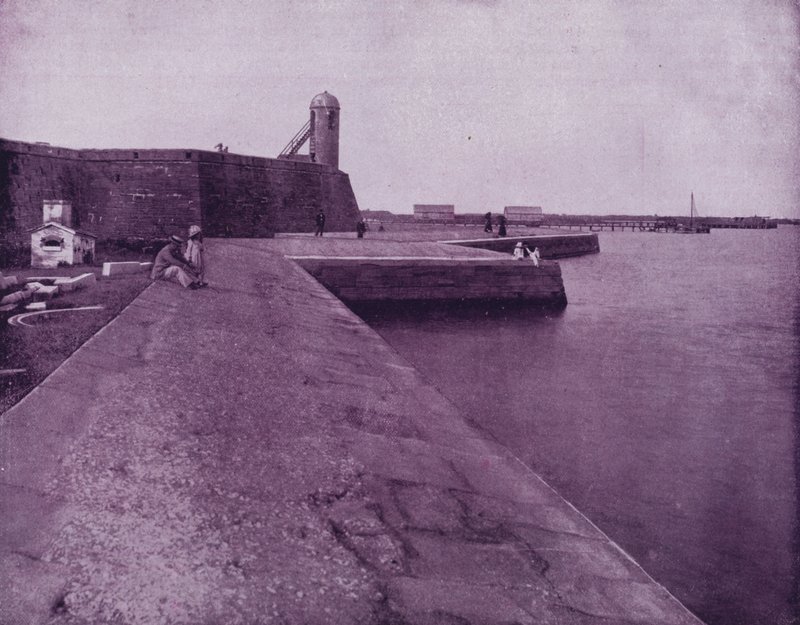 Viejo fuerte y muro marino en St Augustine, Florida de American Photographer (after)