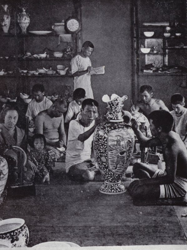 Decoradores de porcelana trabajando en las famosas obras de Kinkosan en Awata, Kioto de American Photographer (after)