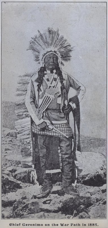 El jefe apache Geronimo en pie de guerra en 1885 de American Photographer (after)