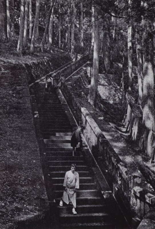 Las escaleras que conducen a la tumba del Shogun Ieyasu (foto en b/n) de American Photographer (after)