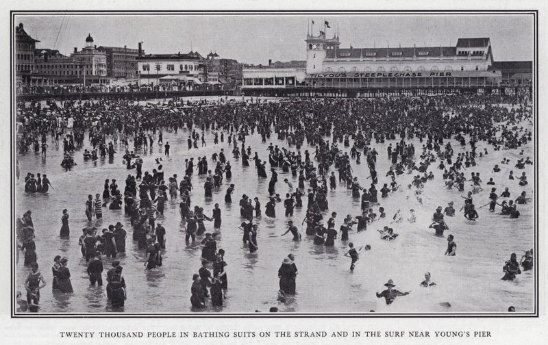 Veinte mil personas en trajes de baño en la playa y en el mar cerca del muelle de Young de American Photographer (after)