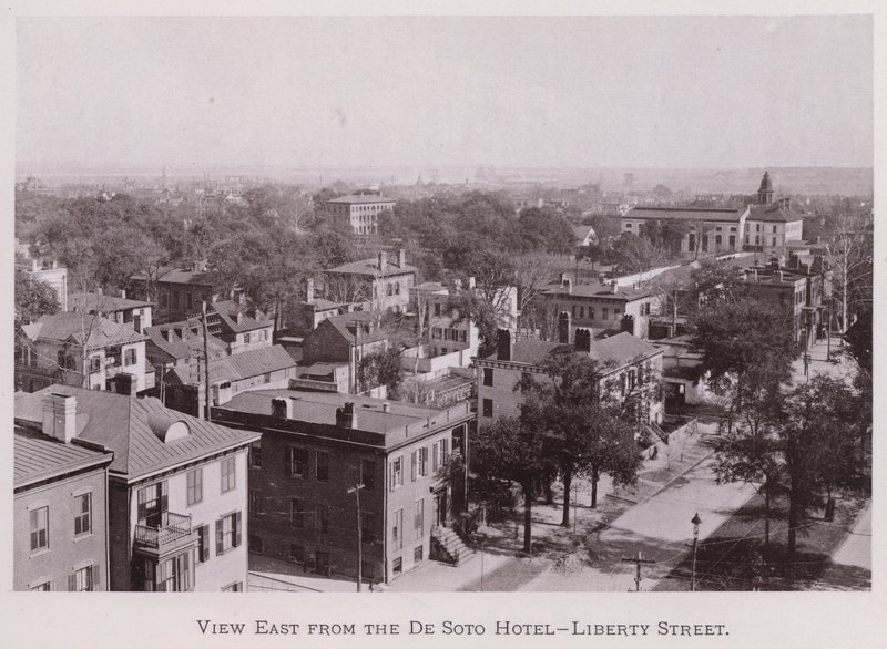 Vista al este desde el Hotel De Soto, Liberty Street (foto en blanco y negro) de American Photographer (after)