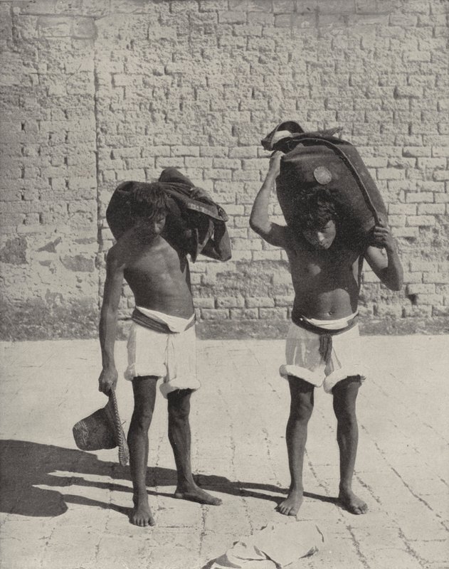 Portadores de Agua en Guanajuato de American Photographer (after)
