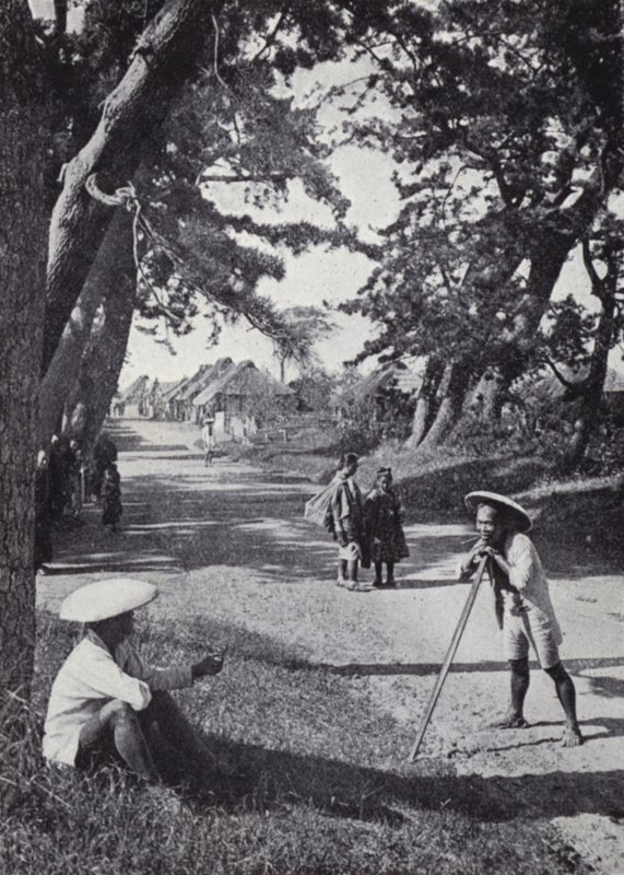 Caminantes descansando en el antiguo camino principal de Tokio a Kioto de American Photographer (after)