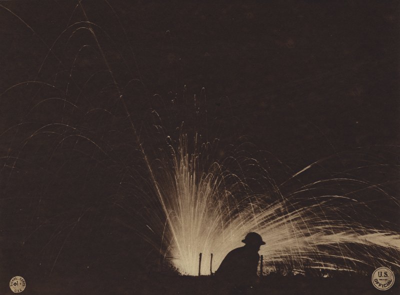 Estados Unidos en la Primera Guerra Mundial: Explosión de una bomba de fósforo (foto b/n) de American Photographer