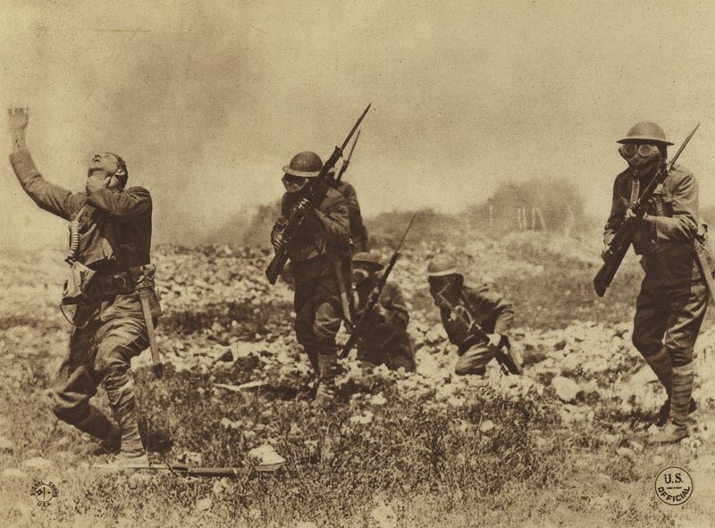 Estados Unidos en la Primera Guerra Mundial: El peligro de los ataques con gas fue inculcado a nuestros hombres por todos los medios con el fin de imponer la obediencia a las órdenes del ejército relativas a llevar y usar máscaras de gas (b / w foto) de American Photographer