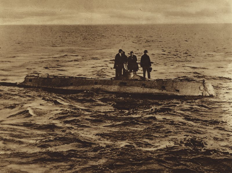 Estados Unidos en la Primera Guerra Mundial: Prototipo del submarino moderno (foto en blanco y negro) de American Photographer