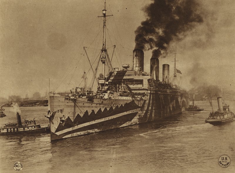 Estados Unidos en la Primera Guerra Mundial: El "Leviathan", antiguo transatlántico alemán "Vaterland", sale de Hoboken rumbo a Francia (foto en blanco y negro). de American Photographer