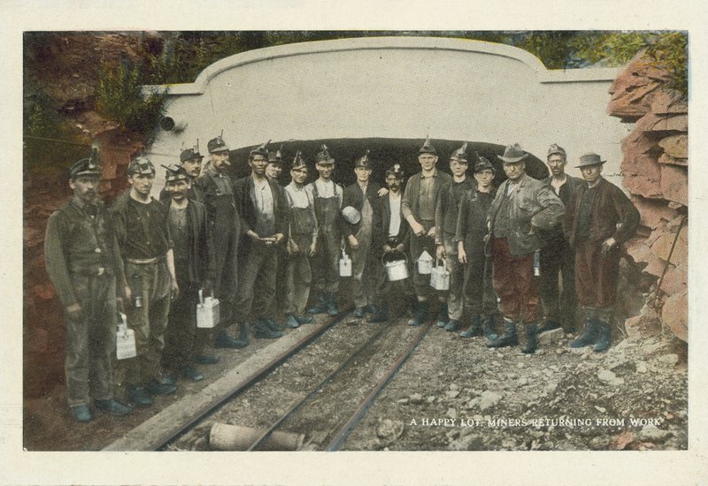 Minería del carbón estadounidense: Un lote feliz, mineros volviendo del trabajo (foto en color) de American Photographer