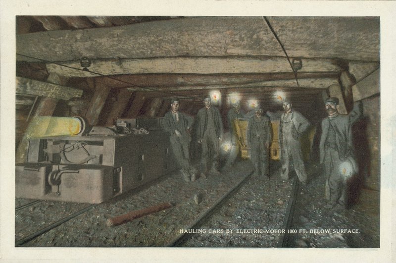 Minería del carbón en Estados Unidos: Transporte de vagones con motor eléctrico a 1000 pies bajo la superficie (foto en color) de American Photographer
