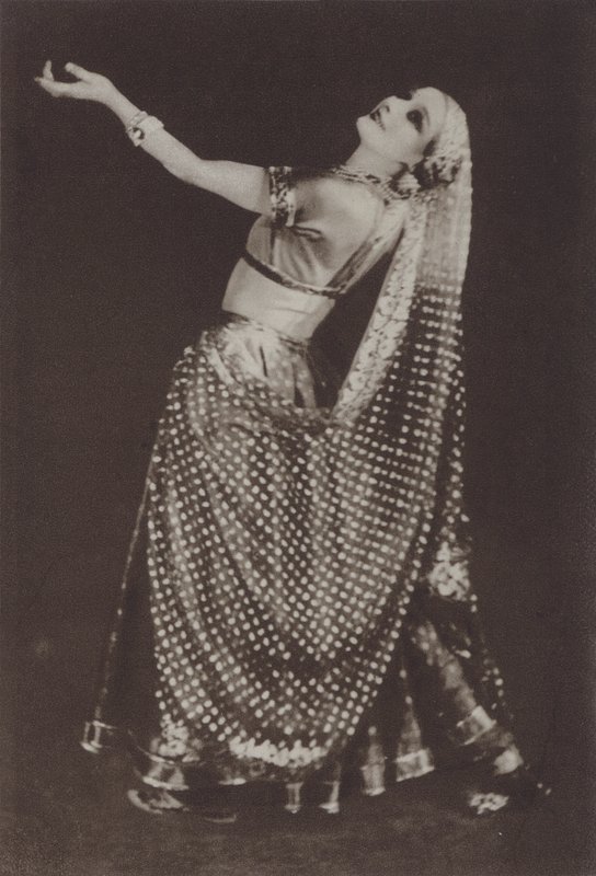 Ann Pavlova como Rhada en "Oriental Impressions" (foto en blanco y negro) de American Photographer