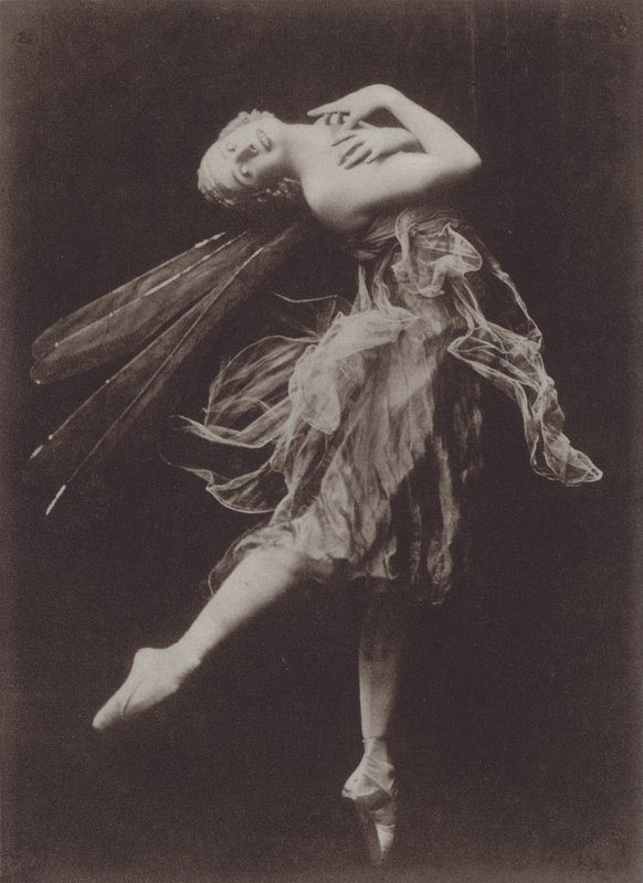 Anna Pavlova en La mosca del dragón (foto b/n) de American Photographer