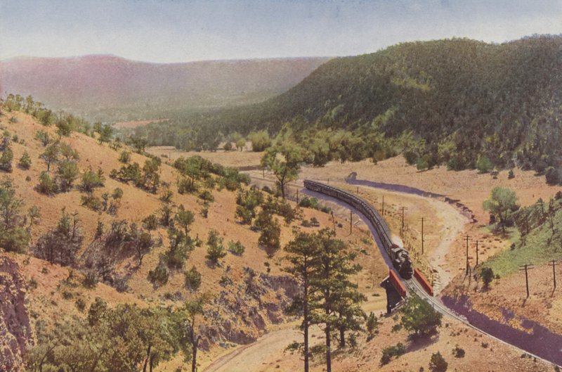 Apache Canyon, entre Las Vegas y Lamy, Nuevo México (foto coloreada) de American Photographer
