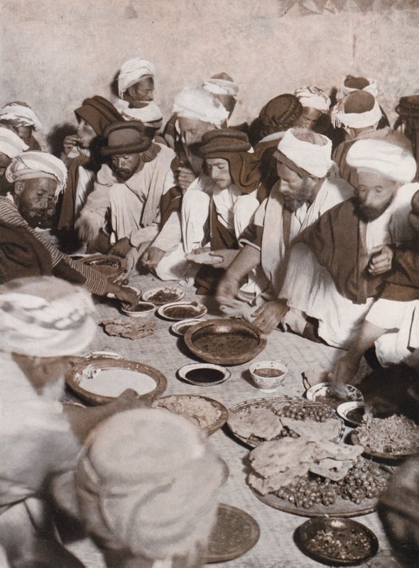 Aldeanos árabes comiendo, Palestina (foto b/n) de American Photographer