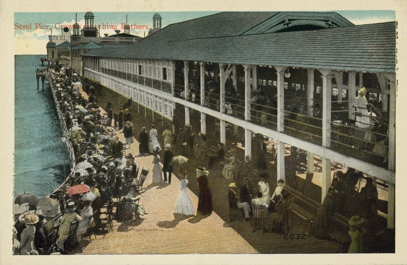 Atlantic City, NJ: Muelle de acero, multitudes observando a los bañistas (foto en color) de American Photographer