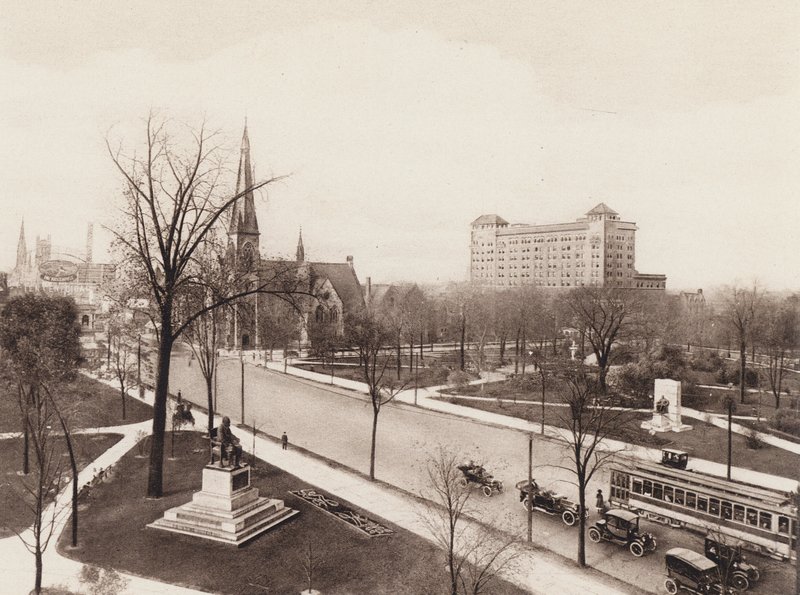 Vista aérea del parque Grand Circus, con la avenida Woodward, el monumento a Pingree, el monumento a Maybury, la iglesia Central M E y el edificio de la YMCA, Detroit, Michigan (fotografía en blanco y negro). de American Photographer