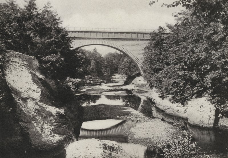 Boston: Echo Bridge, Newton Upper Falls, Newton (foto en blanco y negro) de American Photographer