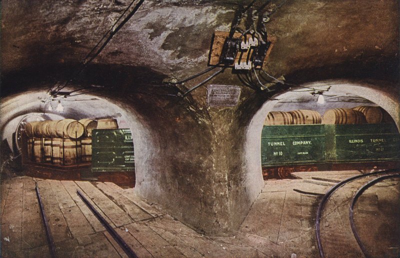 Chicago: Túnel subterráneo en intersección de calles, mostrando vagones de mercancías cargados (foto en color) de American Photographer