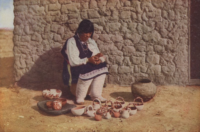 Decoración de cerámica, Pueblo de Isleta, Nuevo México (foto coloreada) de American Photographer