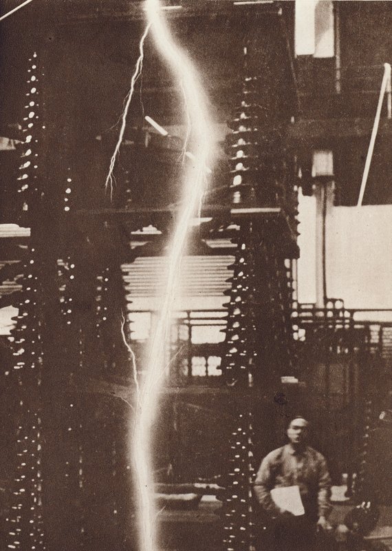 Descarga de un rayo artificial de un generador de cinco millones de voltios (foto b/n) de American Photographer