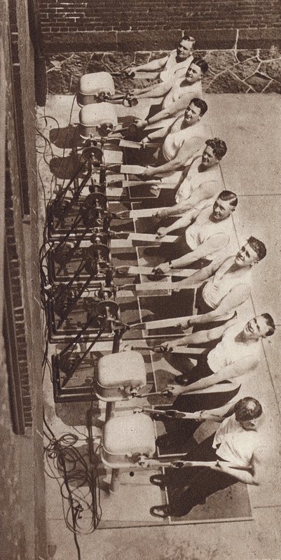 Vibradores eléctricos para mantenerse en forma y adelgazar (fotografía en blanco y negro) de American Photographer