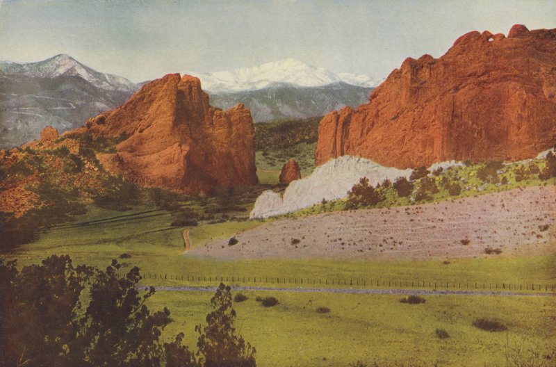 Gateway, Garden of the Gods, Colorado, Pikes Peak a lo lejos (foto coloreada) de American Photographer