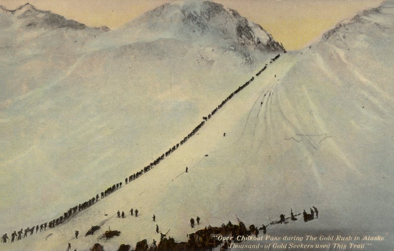 Buscadores de oro cruzando el Paso Chilkoot durante la Fiebre del Oro de Alaska, 1896-1899 de American Photographer