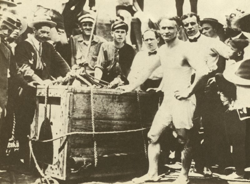Harry Houdini es bajado al río Detroit, cubierto de hielo, en 1907 (fotografía en blanco y negro). de American Photographer