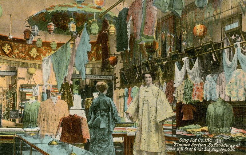 Sección de kimonos, tienda Sing Fat, Los Ángeles, California, EE.UU. (foto en color) de American Photographer