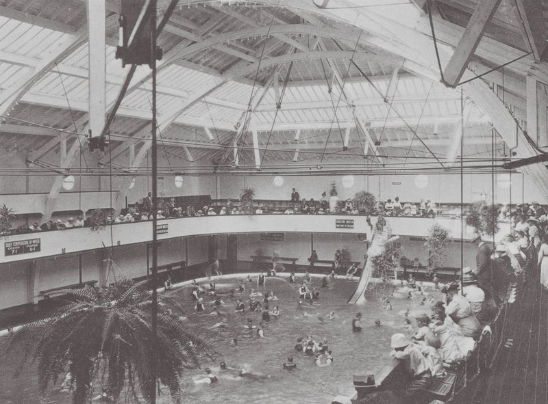 Long Beach, California: Interior de la Casa de Baños (foto en blanco y negro) de American Photographer