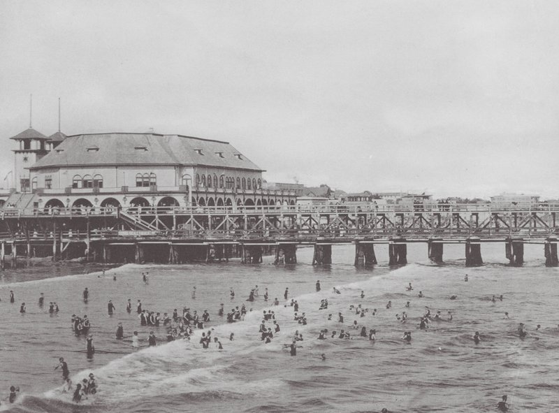 Long Beach, California: Municipal Auditorium and Bathing Scene (fotografía en blanco y negro) de American Photographer