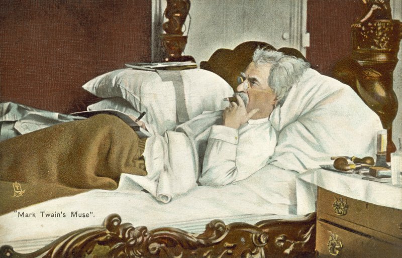 Mark Twain, tumbado en la cama, fumando un puro (foto en color) de American Photographer