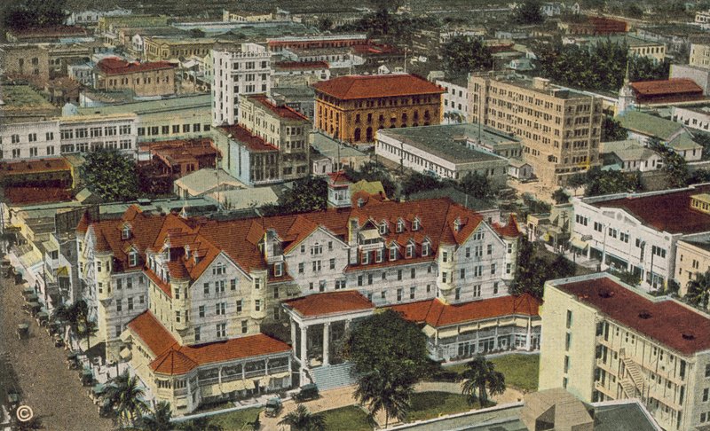 Miami, Florida, c 1925: Vista de pájaro, mostrando el Hotel Halcyon en primer plano (foto en color) de American Photographer