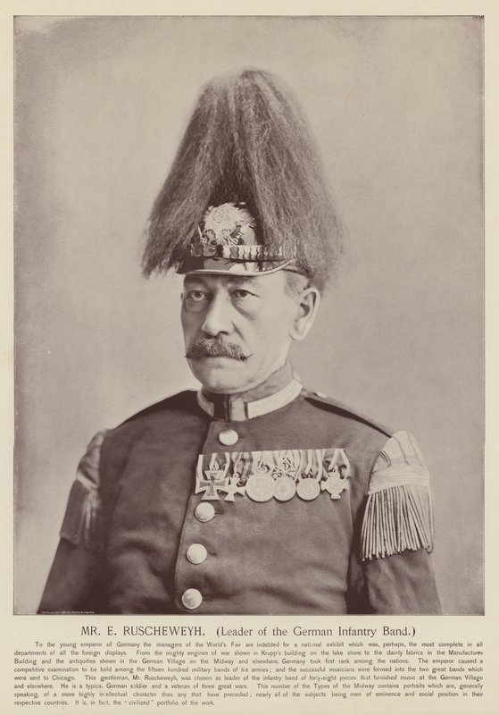 Sr. E Ruscheweyh, líder de la banda de infantería alemana de American Photographer
