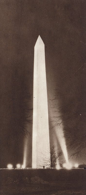 Obelisco iluminado de noche por proyectores (foto b/n) de American Photographer