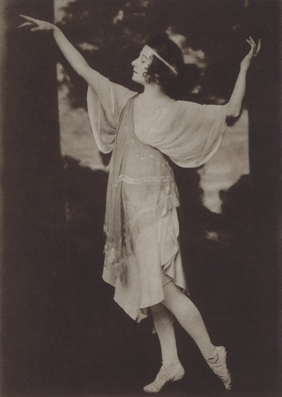 Pavlova en el ballet de la ópera "Orfeo y Eurídice" (foto b/n) de American Photographer