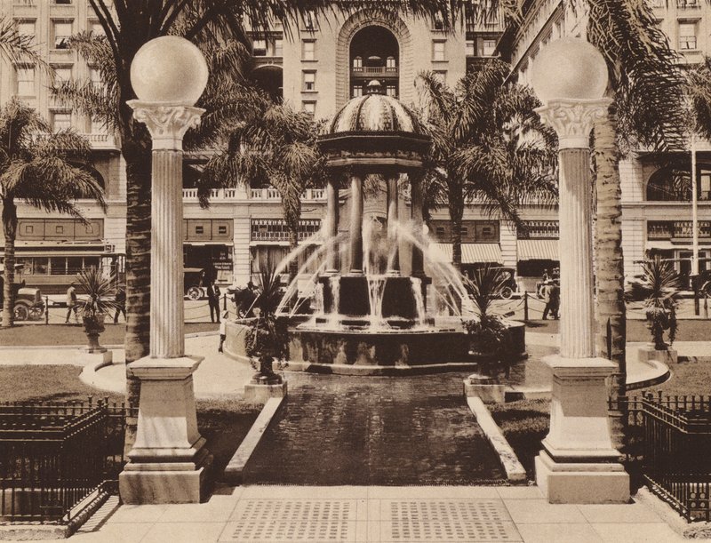 San Diego: Fuente Eléctrica en Plaza Park, frente al US Grant Hotel, donada a la ciudad por Louis J Wilde (foto b/n) de American Photographer