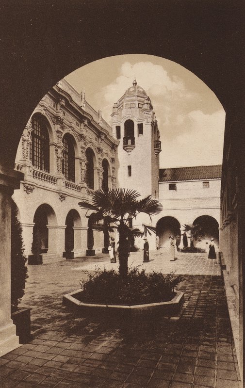 San Diego: Patio del Edificio de los Condados del Sur de California, Exposición Panamá-California (foto en blanco y negro) de American Photographer