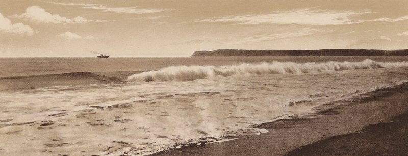San Diego: Surf en la playa de Coronado, Point Loma a lo lejos, San Diego (foto en blanco y negro) de American Photographer