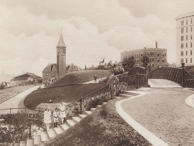 Escena Juneau Park, North Western Depot en la distancia, Milwaukee, Wisconsin (foto b/n) de American Photographer