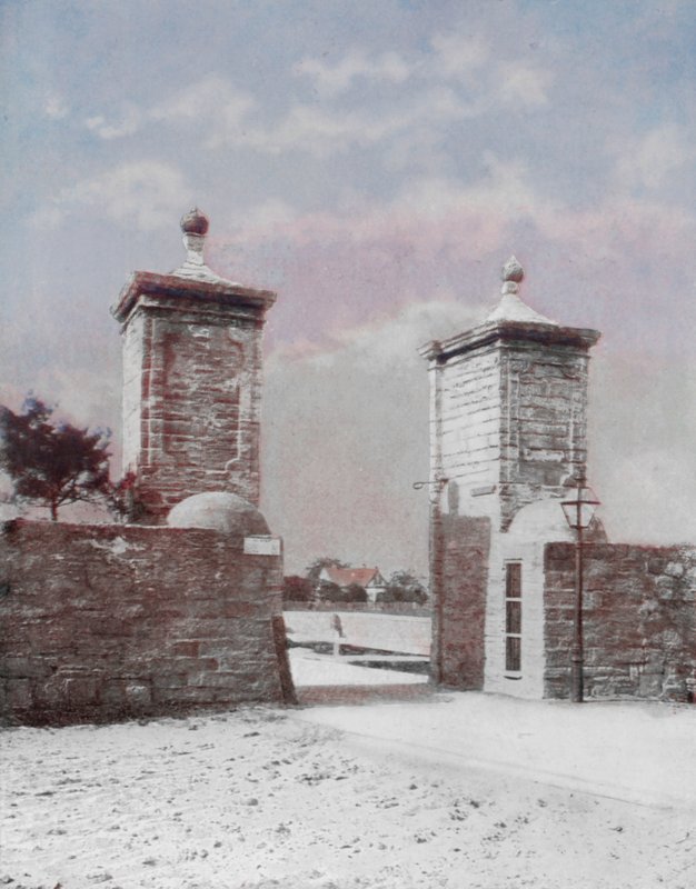 Puerta de la Ciudad Vieja, San Agustín (foto en color) de American Photographer
