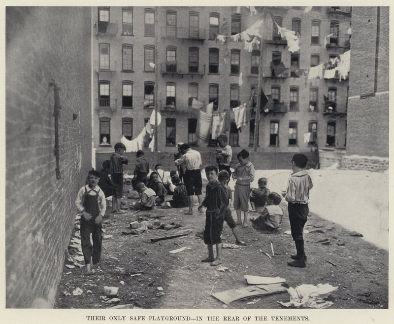 Su único patio de recreo seguro, en la parte trasera de los edificios de apartamentos de American Photographer