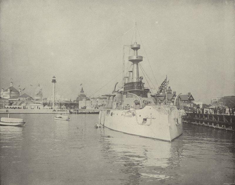 Vista de la Estación de Salvamento y el Acorazado de American Photographer