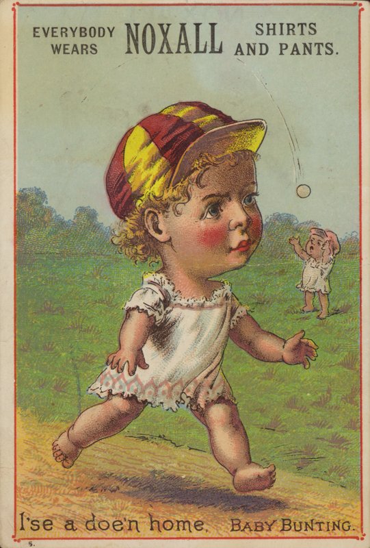 Bebé corriendo con gorra de béisbol de American School