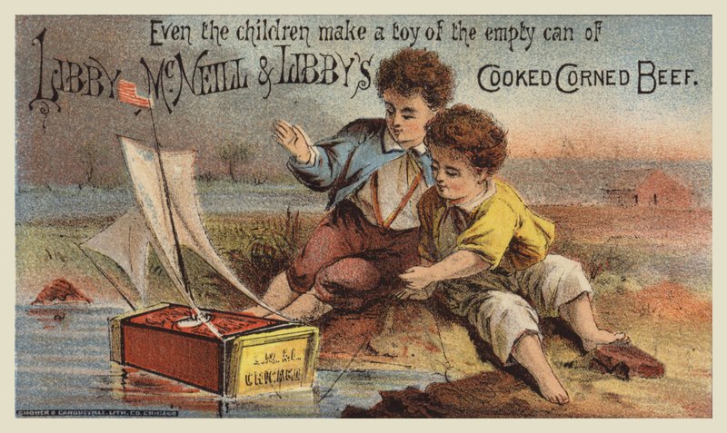 Niños jugando con un barco de lata de carne enlatada de American School
