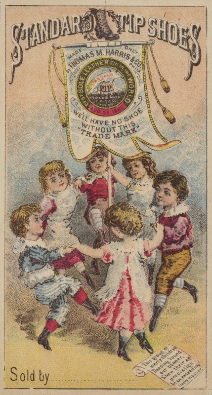 Niños bailando alrededor de una pancarta de American School
