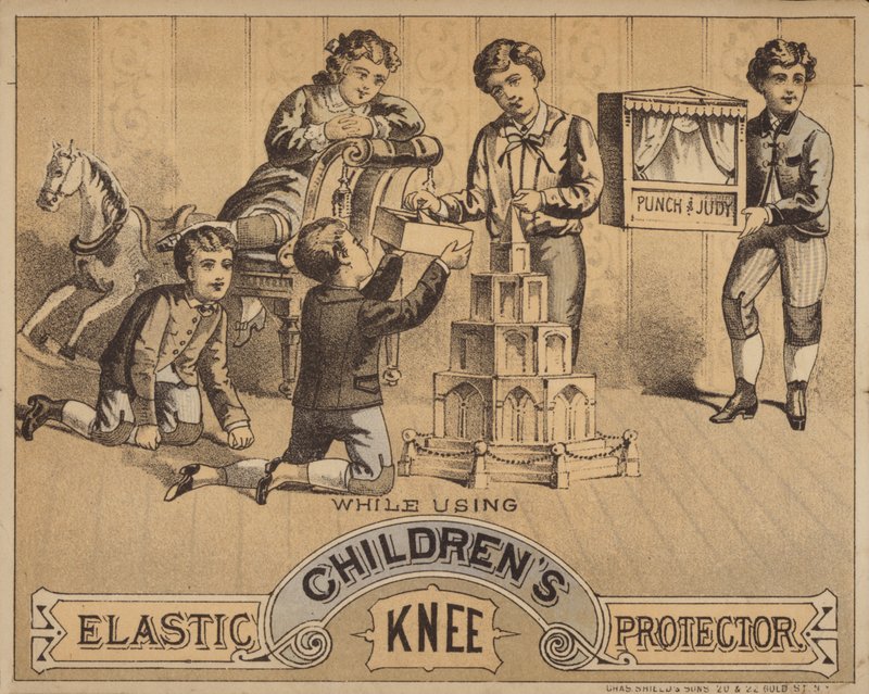 Niños arrodillados en el suelo jugando con juguetes de American School