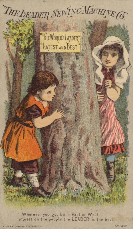 Niños jugando al escondite junto al árbol de American School