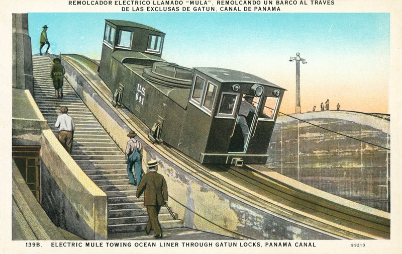 Mula eléctrica remolcando transatlántico a través de las esclusas de Gatún, Canal de Panamá de American School